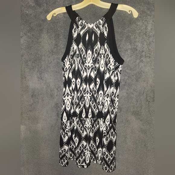 White House Black Market Tops - White House Black Market Black and White Sleeveless Blouse Size Small